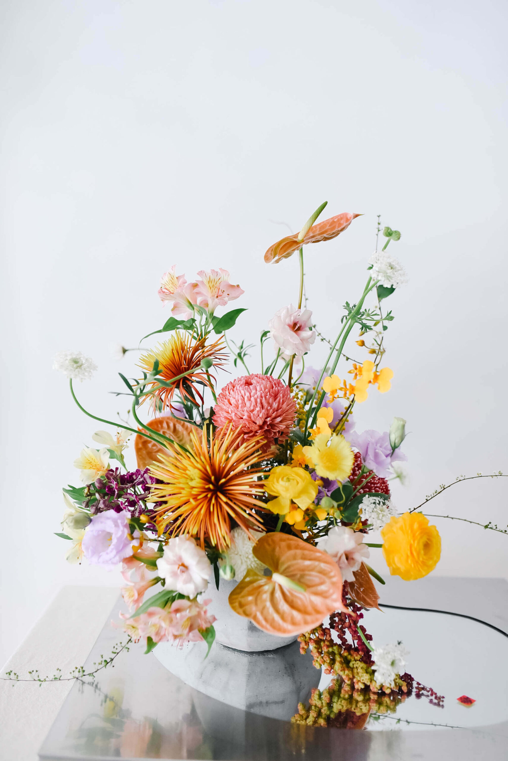 九灰花藝過年年節花，鮮花盆花，鮮花花藝，粉色牡丹菊，紫色桔梗，橘色火鶴，大理花