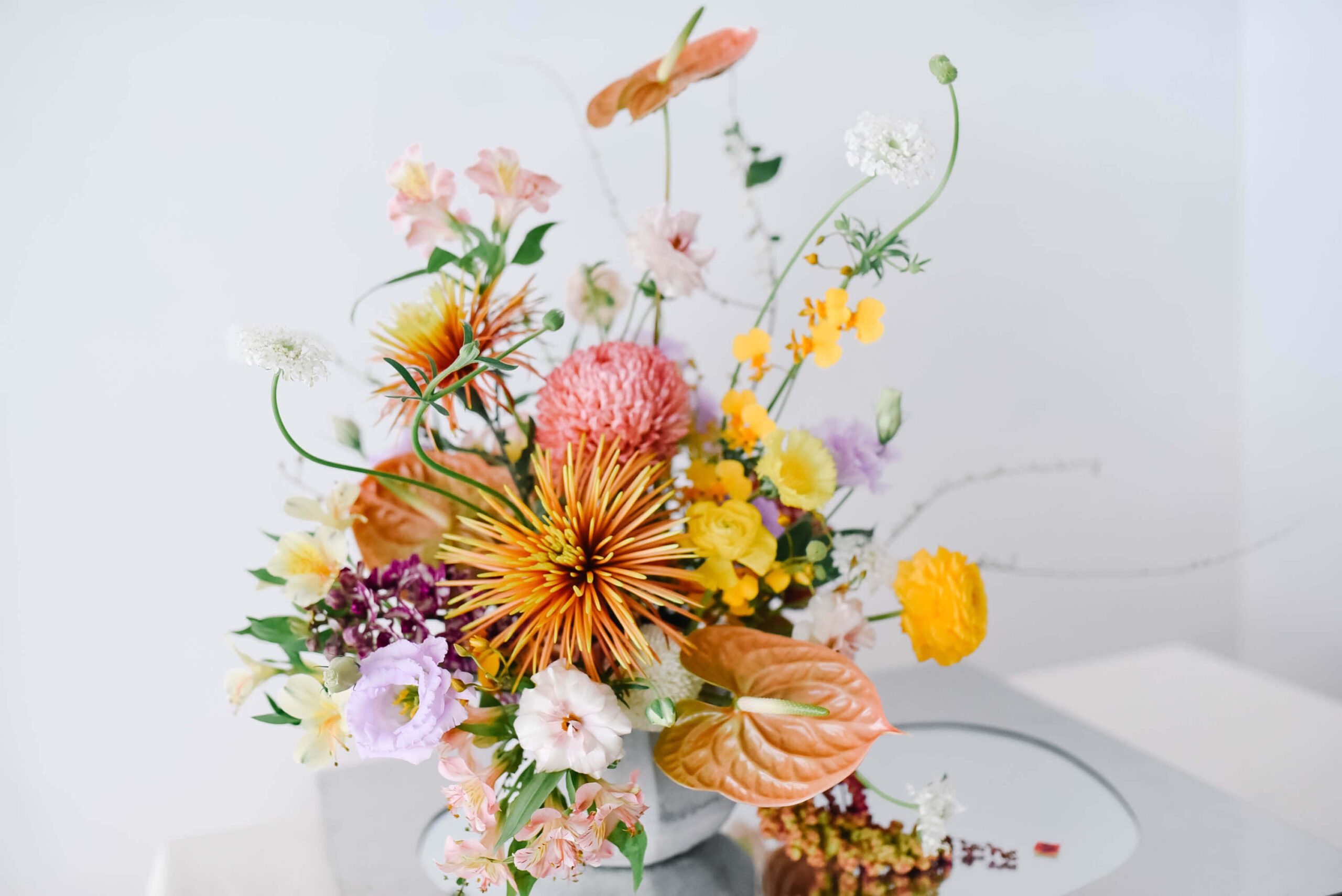 九灰花藝過年年節花，鮮花盆花，鮮花花藝，粉色牡丹菊，紫色桔梗，橘色火鶴，大理花