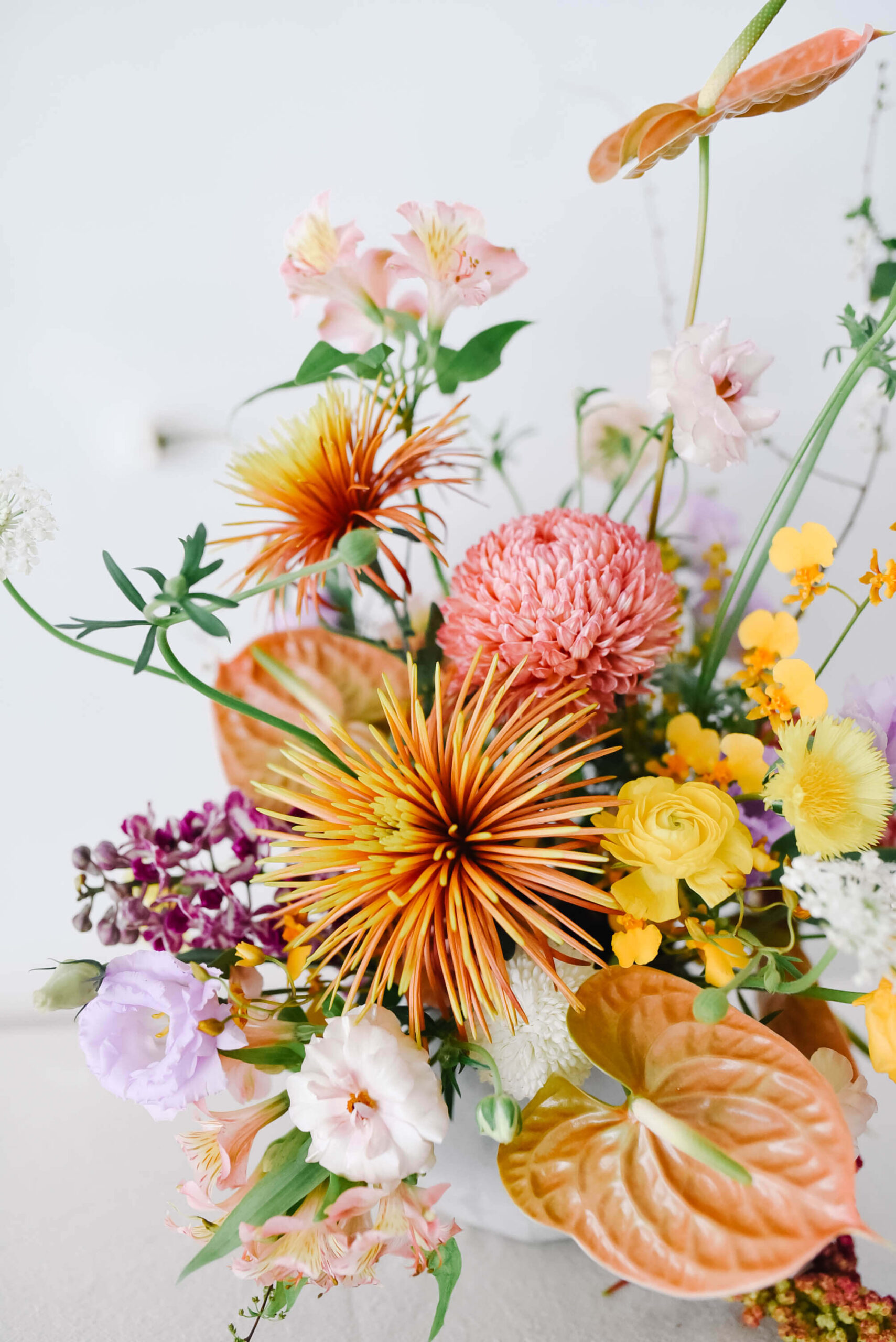 九灰花藝過年年節花，鮮花盆花，鮮花花藝，粉色牡丹菊，紫色桔梗，橘色火鶴，大理花