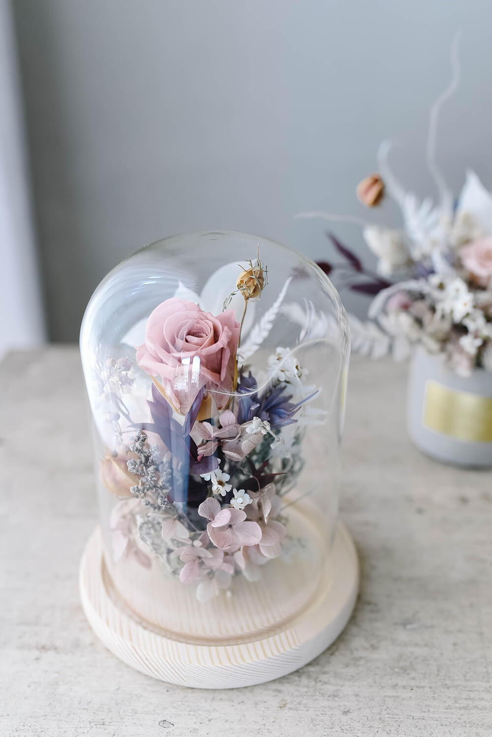 九灰花藝玻璃盅罩永生花花禮，粉色永生花繡球花，粉色永生玫瑰花，木片底座